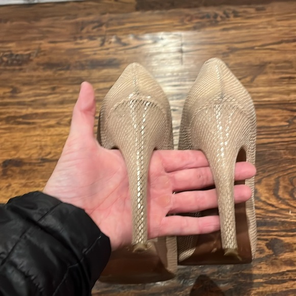 BCBGeneration platform heels tan snake skin 6 1/2 - Picture 4 of 5